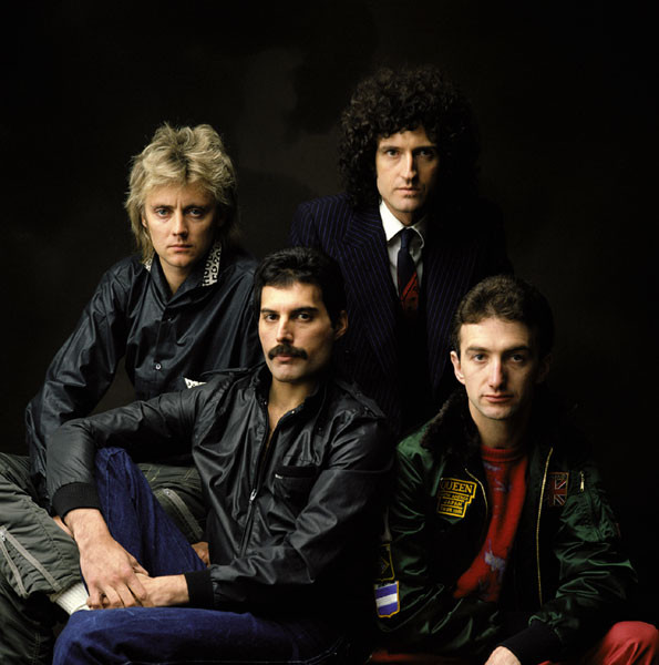 De bandleden van Queen (Freddie is degene met een snor)